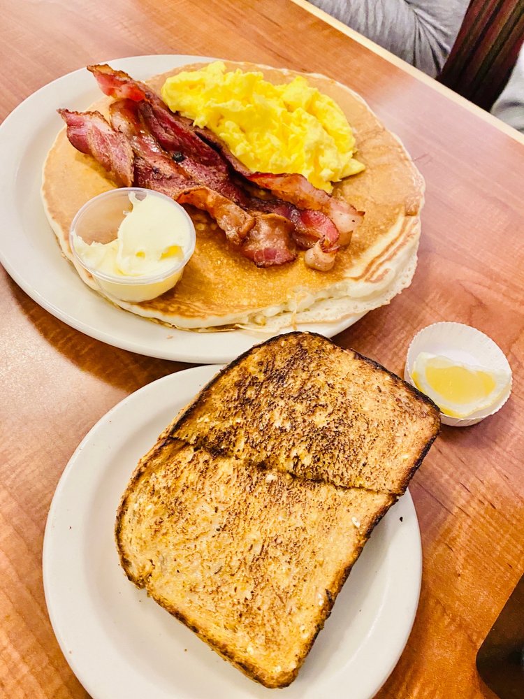 Classic American breakfast at Lil Jon's